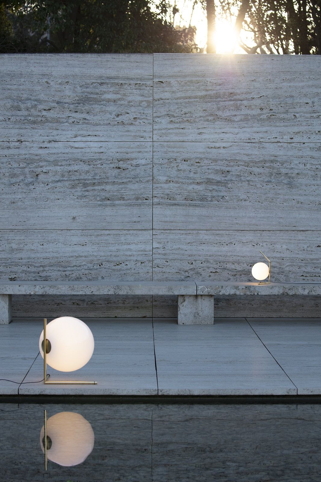 IC T3 Tischleuchte von Flos in Messing: Moderne Kugel-Tischlampe für stilvolle Beleuchtung.