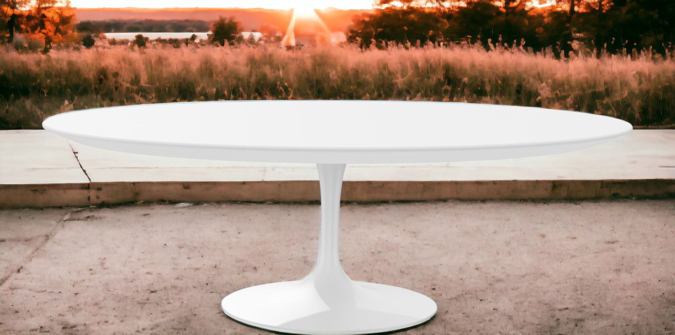 Weißer Saarinen Outdoor Couchtisch von Knoll International mit rundem Tischblatt und Tulpenfuß.