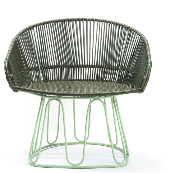 Olivgrüner Circo Lounge Chair von ames: Outdoor Sessel mit pastellgrünem Gestell und geflochtener Sitzfläche.
