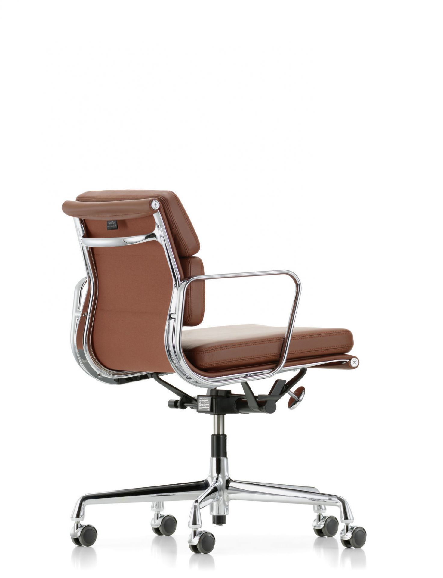 Braunlederner Soft Pad Chair EA 217 Bürostuhl von Vitra, Ansicht von hinten mit Chromgestell.