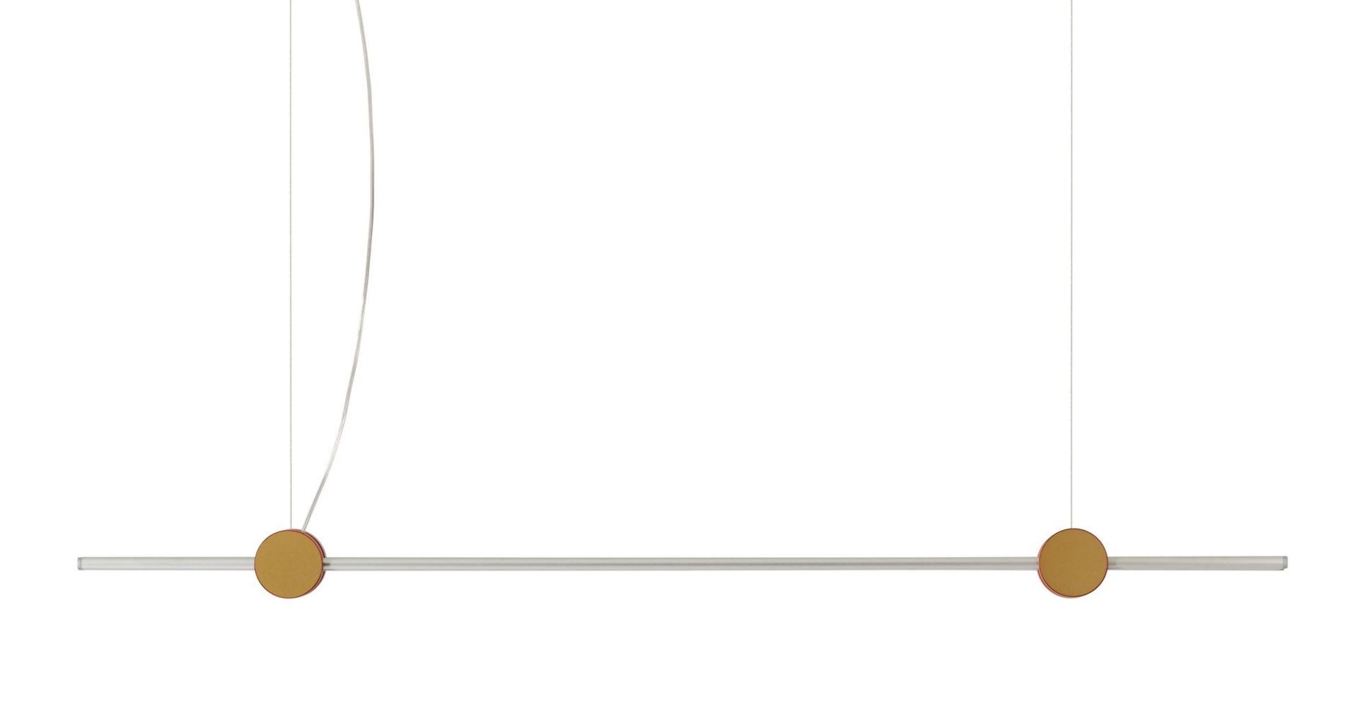 Eitie Line Hängeleuchte von Cassina: Moderne Pendelleuchte mit linearem Design und goldenen Akzenten.