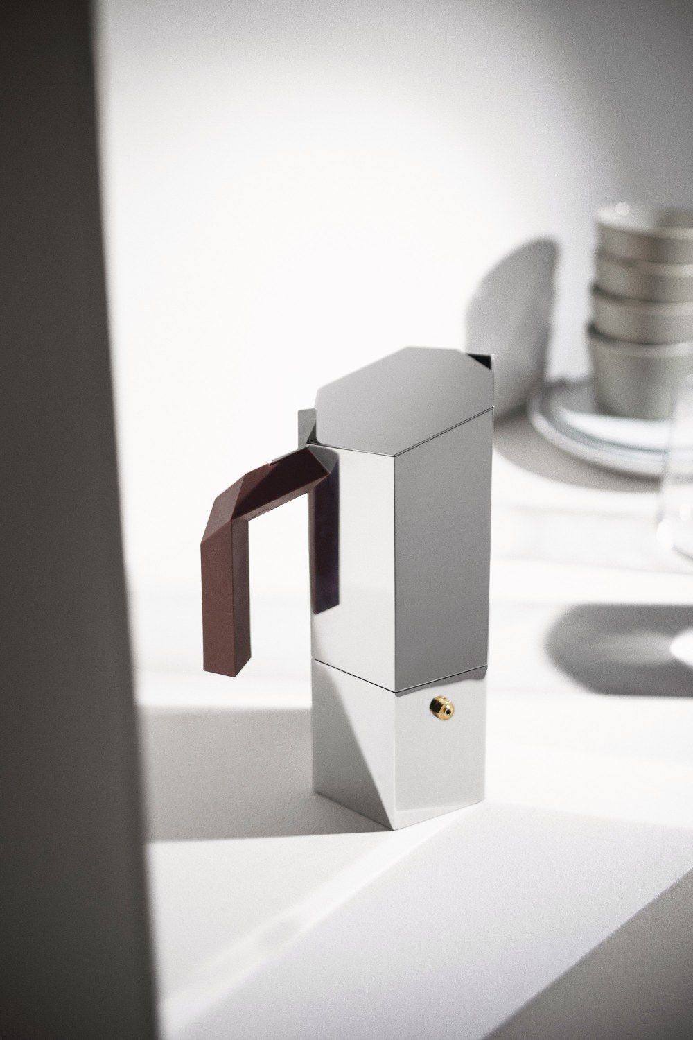 Alessi Menhir Espressokocher für 3 Tassen: Moderne Espressokanne aus Edelstahl mit braunem Griff.