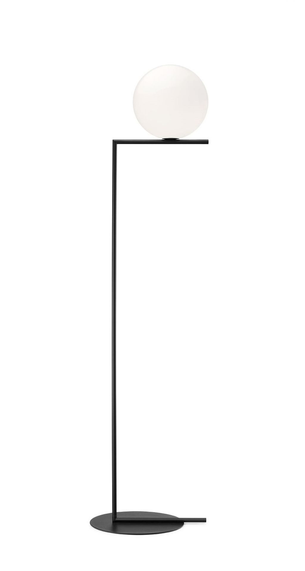 IC Lights Stehleuchte von Flos mit schwarzem Gestell und opalweißem Diffusor.