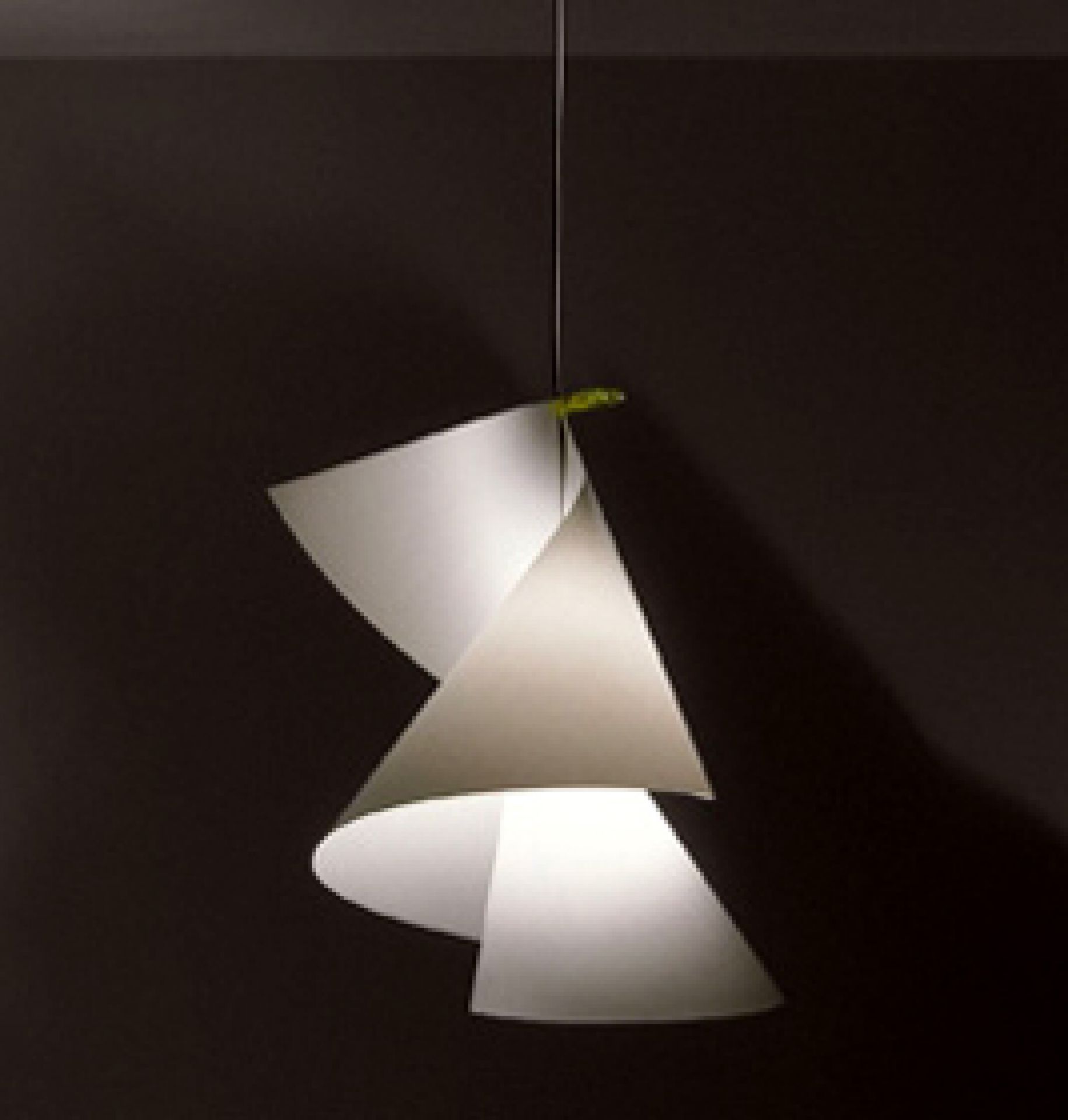 Willy Dilly Pendelleuchte von Ingo Maurer: Moderne Hängelampe mit drei weißen, spiralförmigen Reflektoren für stimmungsvolle Beleuchtung.