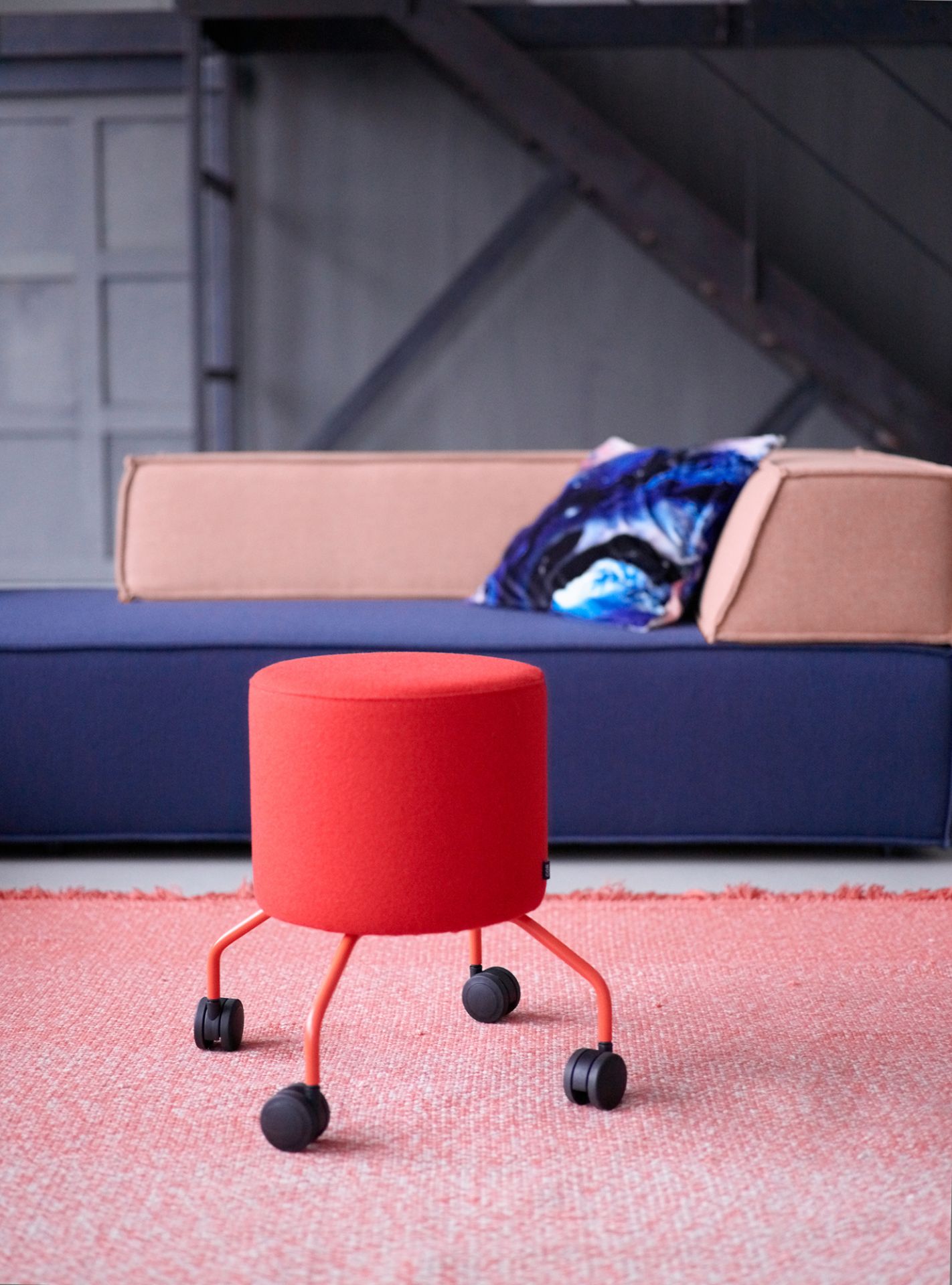 Roter Drop Hocker von Cor auf Rollen, moderner Sitzhocker für Wohnzimmer und Büro.