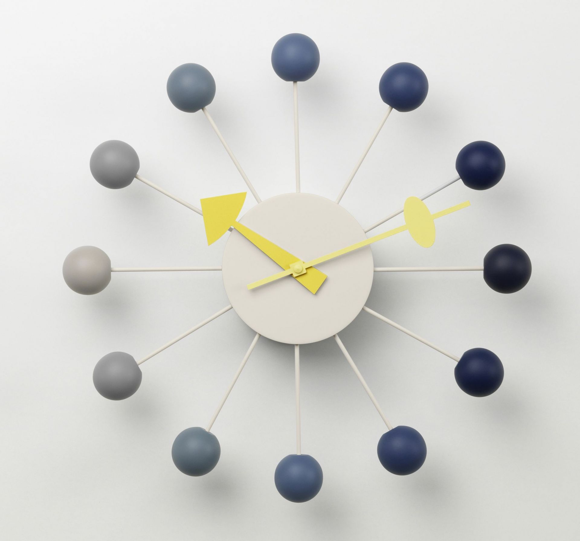 Ball Clock Wanduhr Dusk Vitra LIMITED EDITION mit bunten Kugeln und gelben Zeigern.