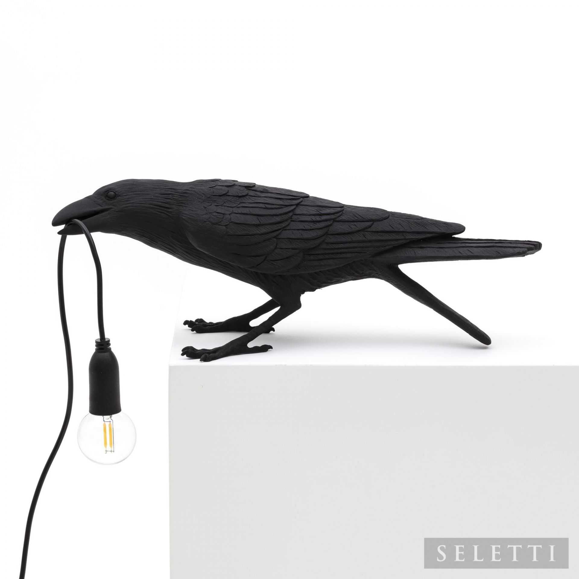 Schwarze Bird Lamp Playing Leuchte von Seletti: Rabe hält Glühbirne im Schnabel. Design Lampe.