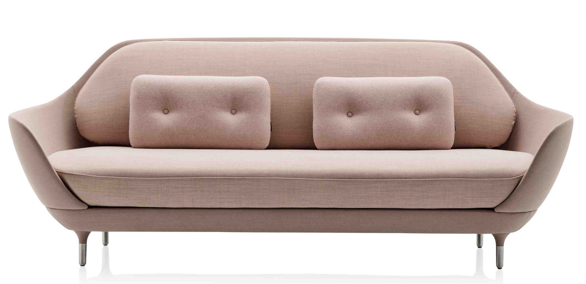 Beige Favn Sofa von Fritz Hansen mit zwei quadratischen Kissen und Metallfüßen.