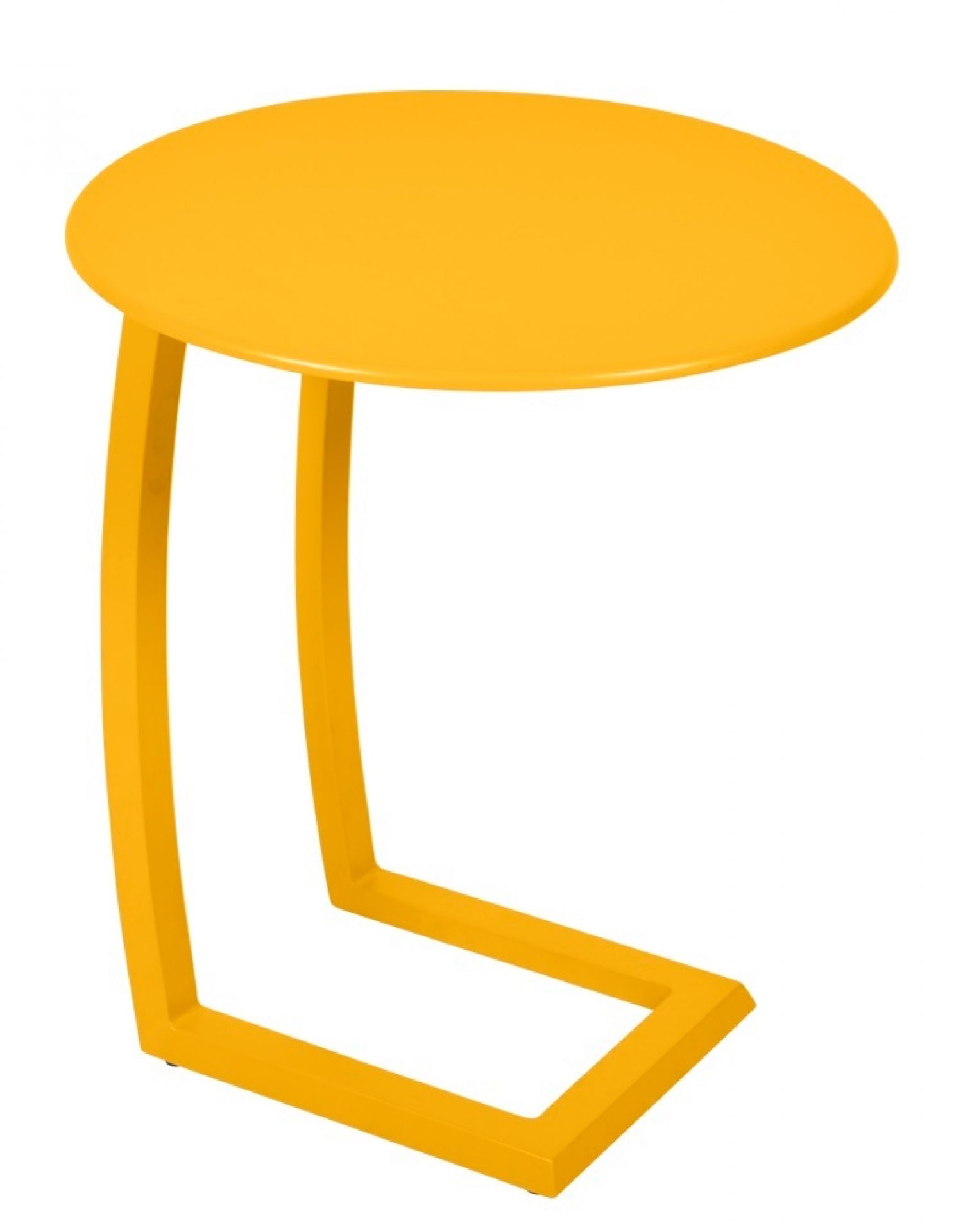 Gelber Alizé Outdoor Beistelltisch von Fermob mit versetztem, niedrigem Design für Garten und Terrasse.