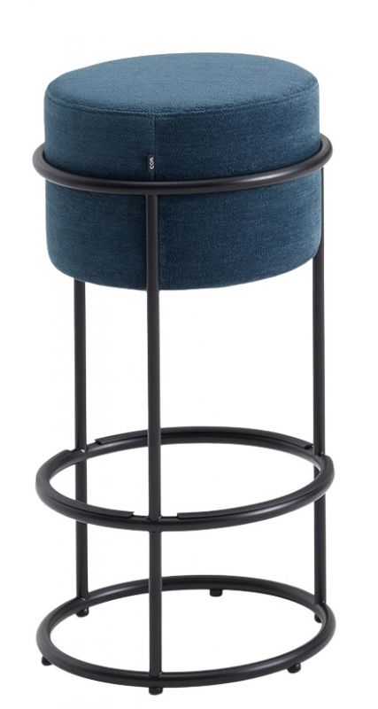 Blauer Drop Barhocker von Cor mit schwarzem Metallgestell für Küche oder Bar.
