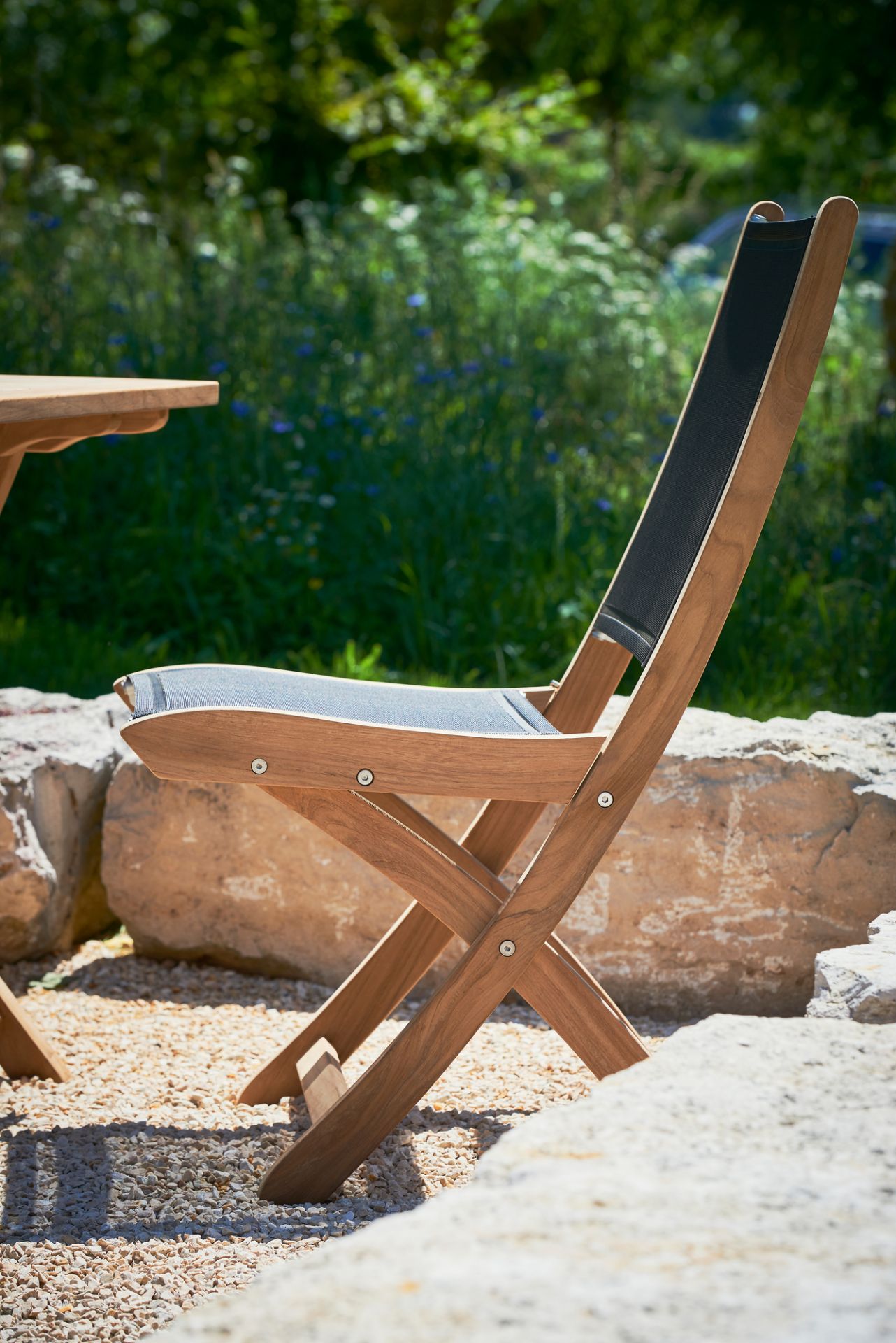 Jump Klappstuhl von Jan Kurtz: Holz Klappstuhl mit grauem Sitz und schwarzer Rückenlehne.
