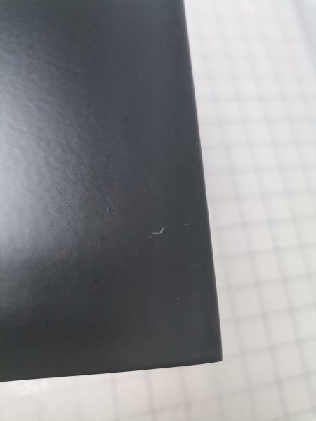 Detailaufnahme: Schwarzer Via Schirmständer mit kleinen Kratzern, ein Mängelexemplar für den Eingangsbereich.