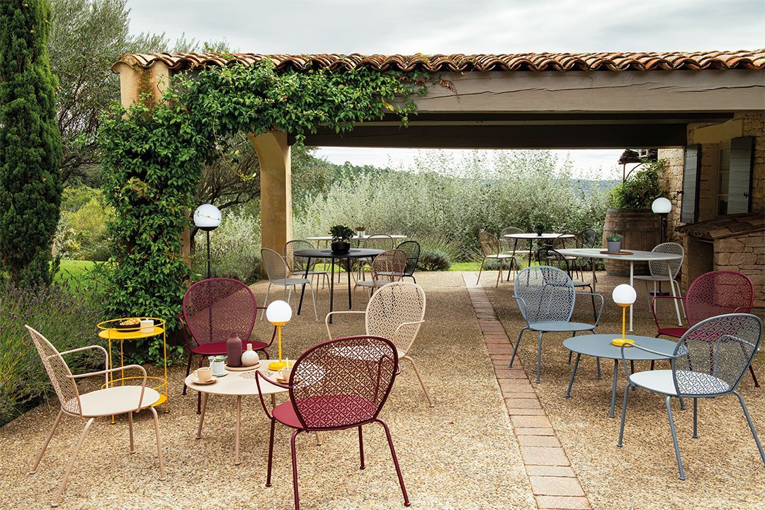 Fermob Lorette Beistelltisch, niedriger Couchtisch Ø 80 cm im Outdoor-Bereich mit Gartenmöbeln.