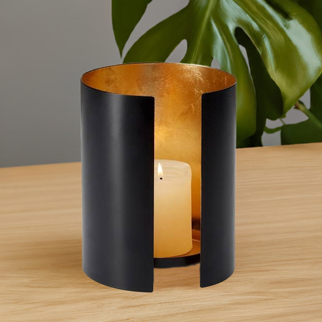 ISABELLE Kerzenhalter: Schwarzer, zylindrischer Kerzenständer mit Blattgold-Innenseite und brennender Kerze für stimmungsvolle Beleuchtung.
