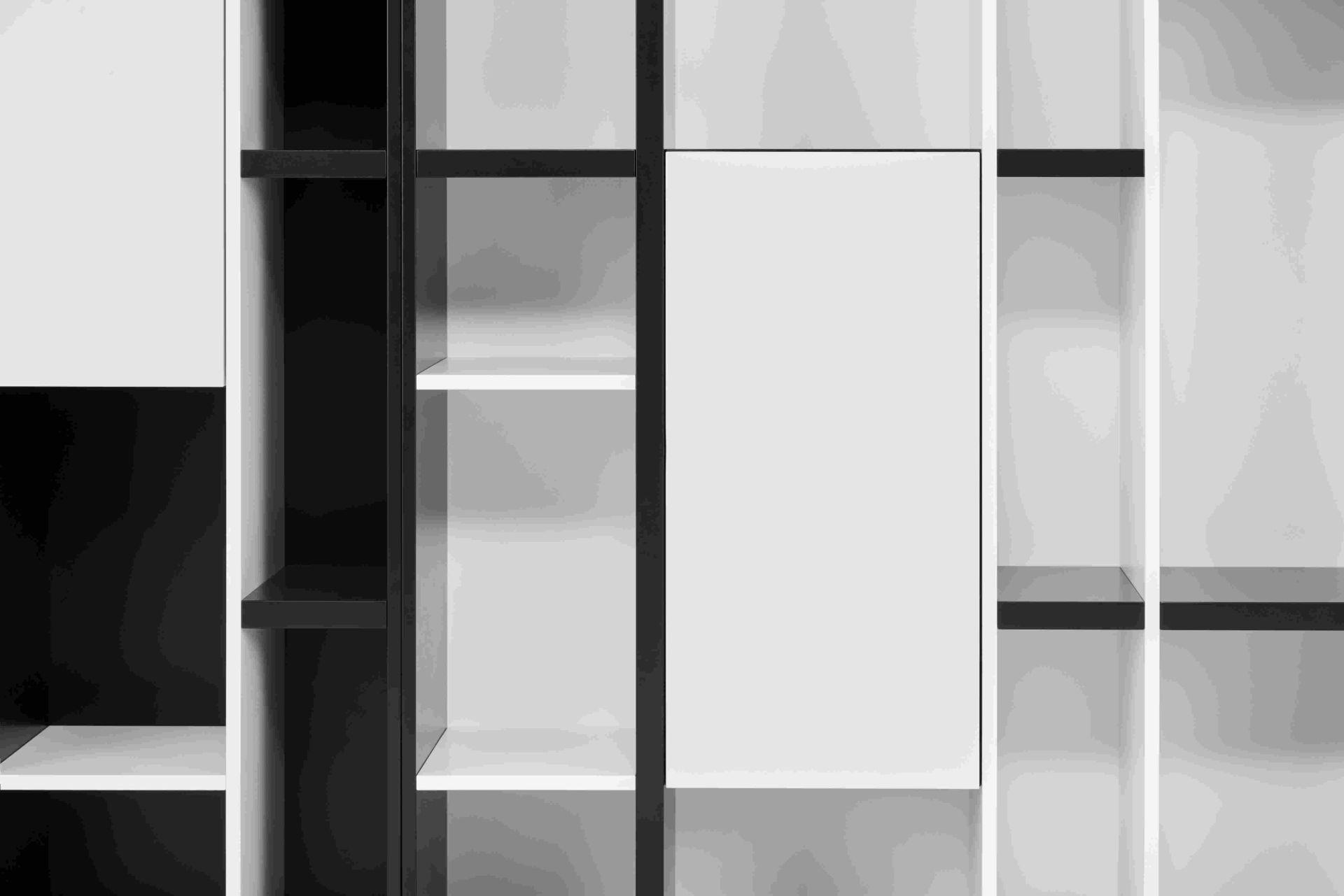 Detailaufnahme des Schönbuch Plaid Regals H 120 cm in Schwarz und Weiß, modernes Design.