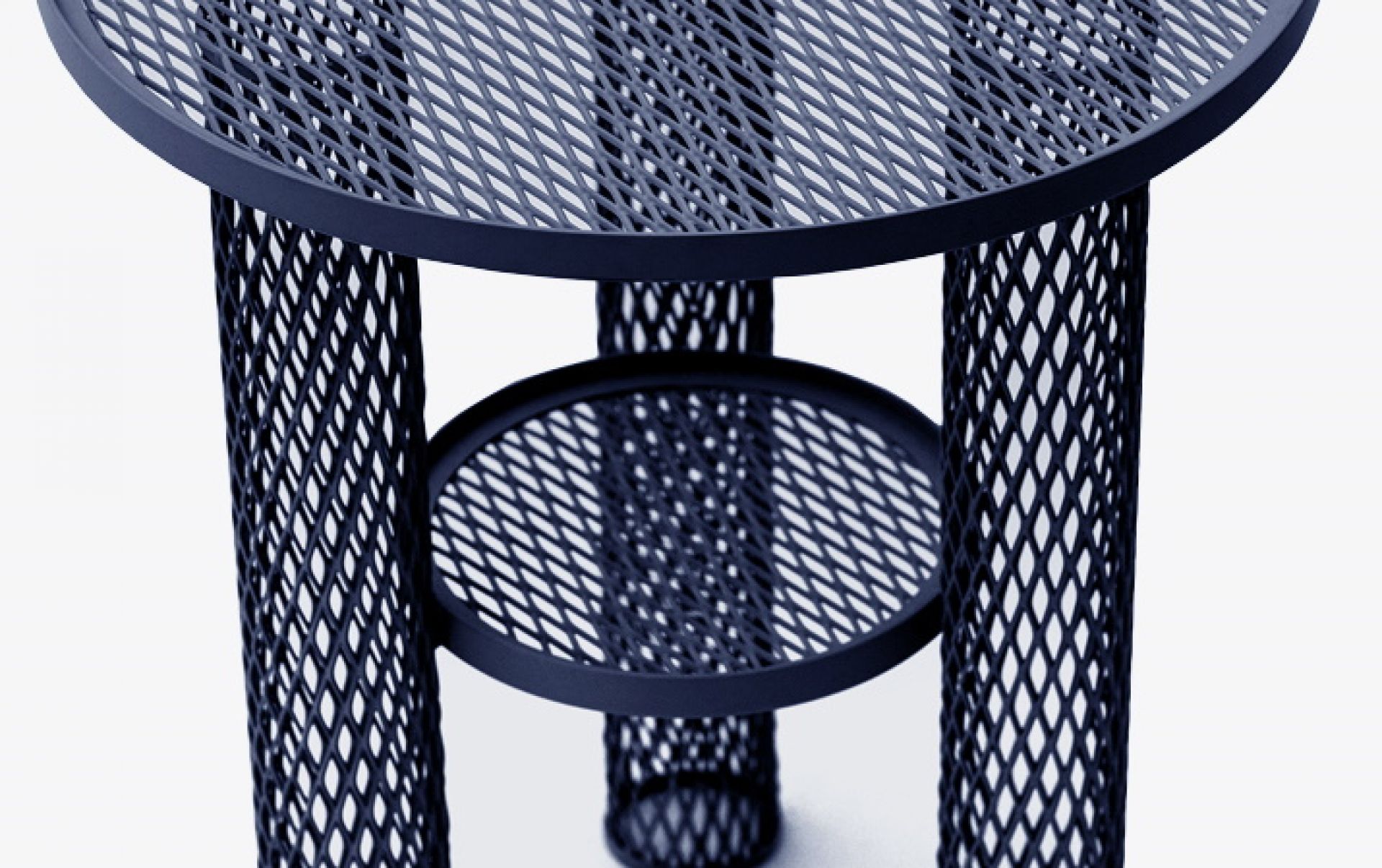 Detailaufnahme des Net Beistelltisches von Moroso in Tinte, mit filigranem Metallgeflecht.