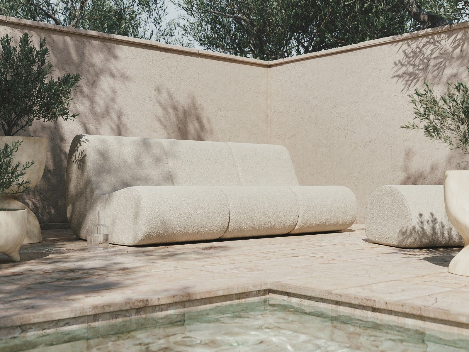 Ferm Living Rouli Center Modul Outdoor Sofa aus Bouclé-Stoff in Sandfarbe neben Pool.