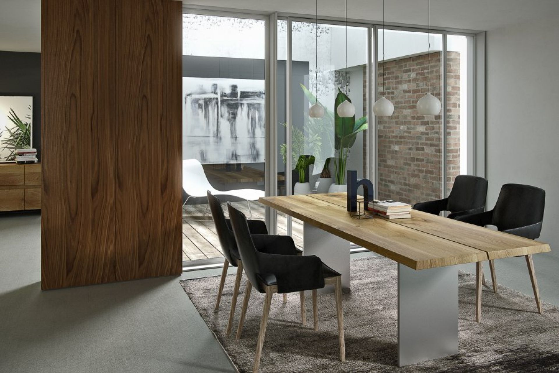 Moderner Natt Esstisch Trebord aus Holz mit schwarzen Stühlen in einem hellen Esszimmer.