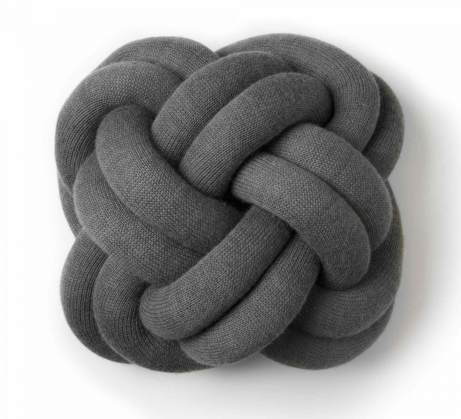 Graues Knot Kissen von Design House Stockholm, dekoratives Strickkissen in Knotenform.