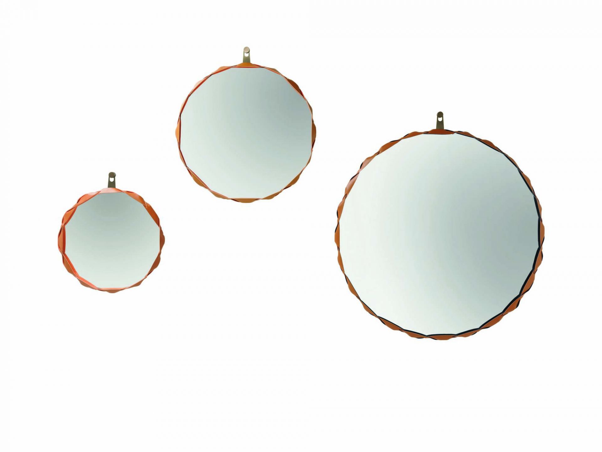 Drei runde Raperonzolo Spiegel von Zanotta mit gewelltem, braunem Rahmen hängen an der Wand.