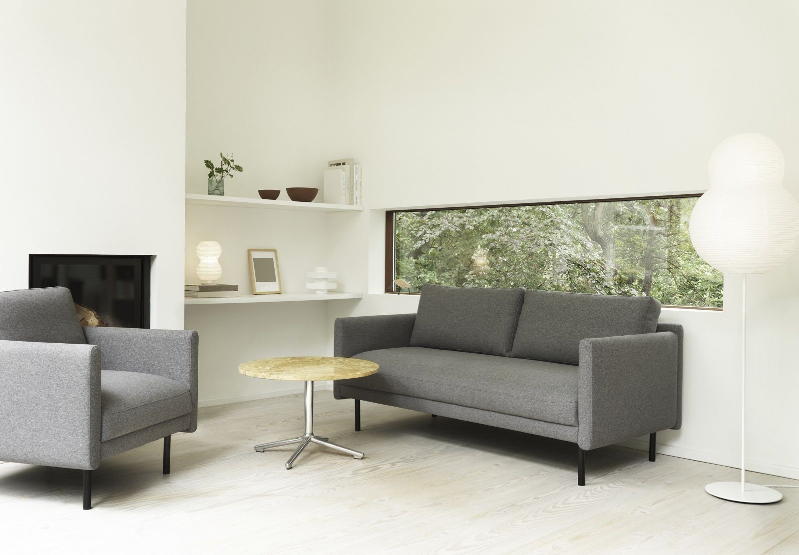 Graues Rar Sofa 2-Sitzer von Normann Copenhagen im modernen Wohnzimmer mit Sessel und Tisch.