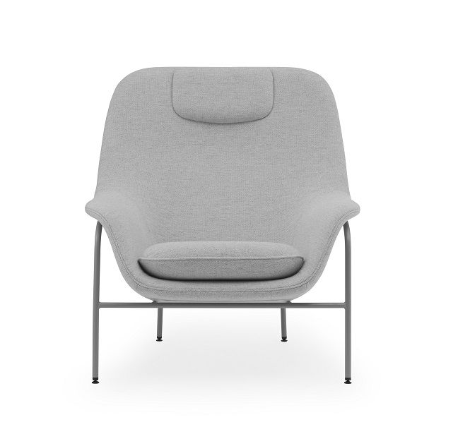 Grauer Normann Copenhagen Lounge Sessel mit hoher Rückenlehne und Kopfstütze für entspanntes Sitzen.