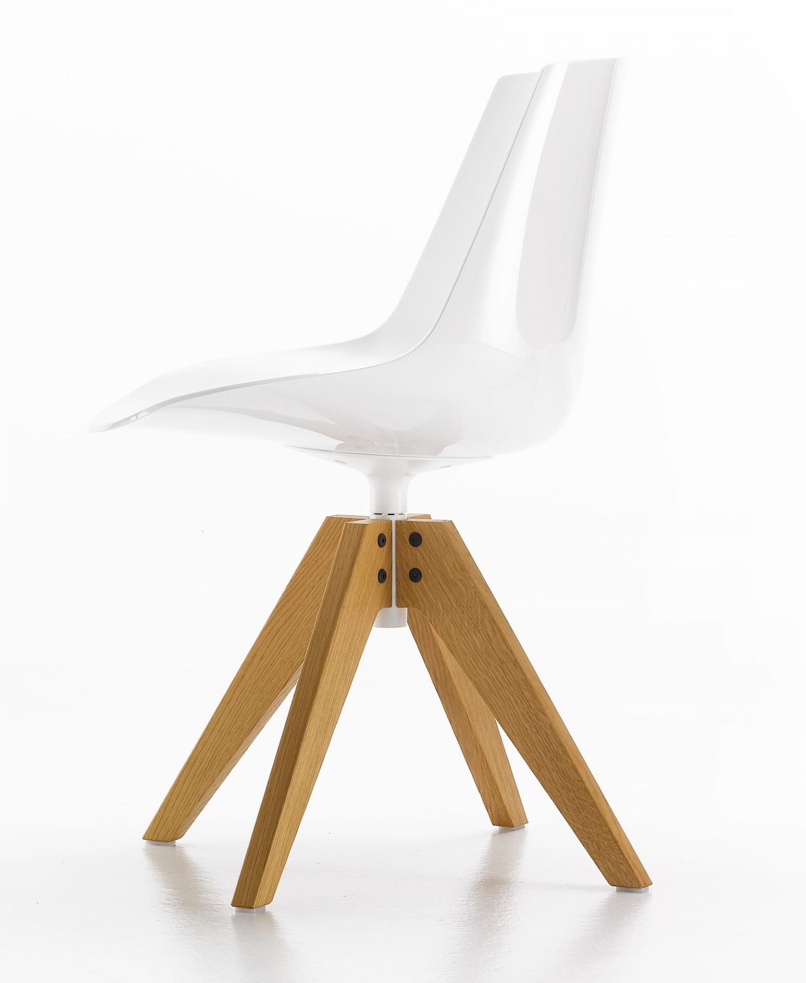 Weißer Flow Chair Stuhl mit Vierfußgestell aus Eiche, modernes Design für Esszimmer und Büro.