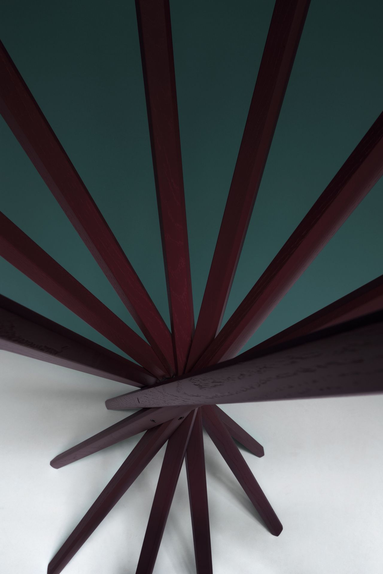 Detailaufnahme des Sciangai Kleiderständers von Zanotta, weiß lackiert, zeigt die Holzstruktur und das Design.