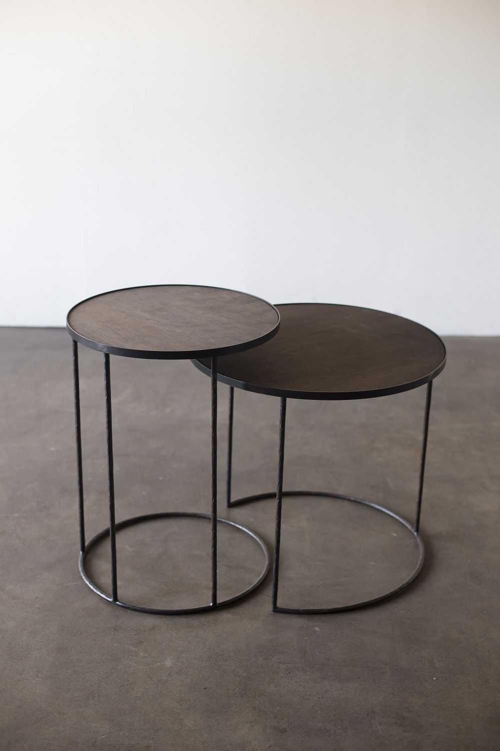 Ethnicraft Beistelltisch 2er Set, schwarz, rund. Moderne Satztische aus Holz und Metall.