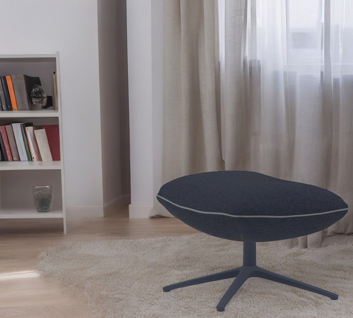 Blauer Jalis Lounge Hocker mit 4-Fuß Gestell auf einem Teppich, bequemes Sitzmöbel.