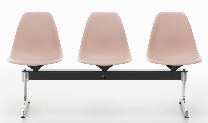 Eames Side Chair RE auf Traverse von Vitra, Sitzbank mit drei hellrosa Kunststoffschalen.
