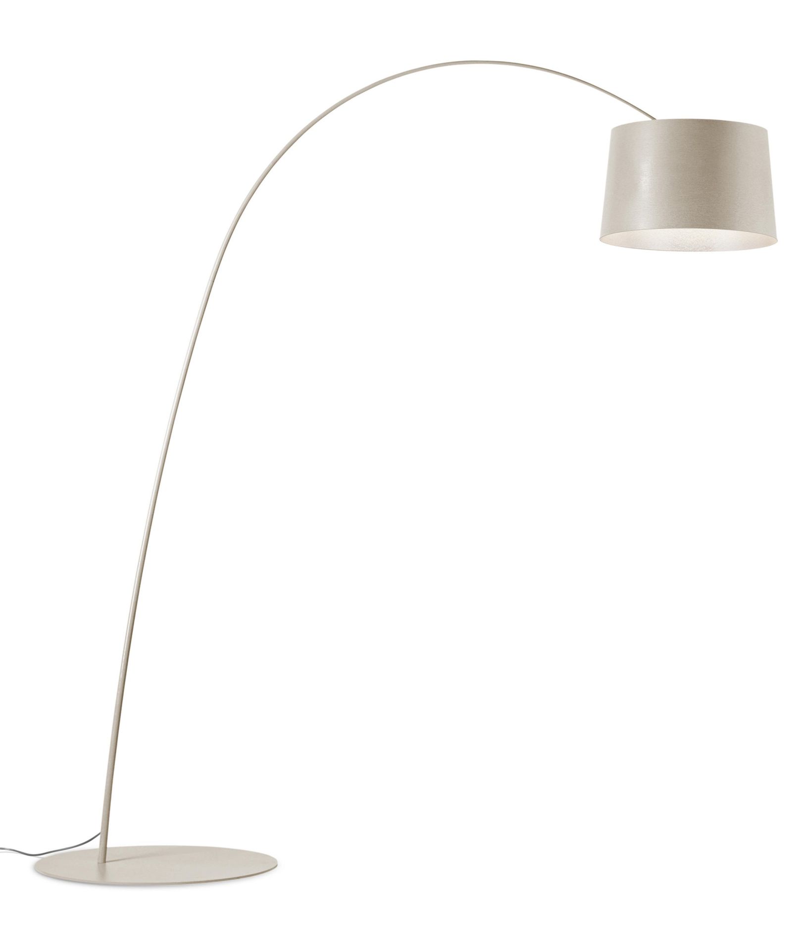 Twiggy LED Stehleuchte von Foscarini in Grau-beige mit geschwungenem Lampenfuß und Stofflampenschirm.