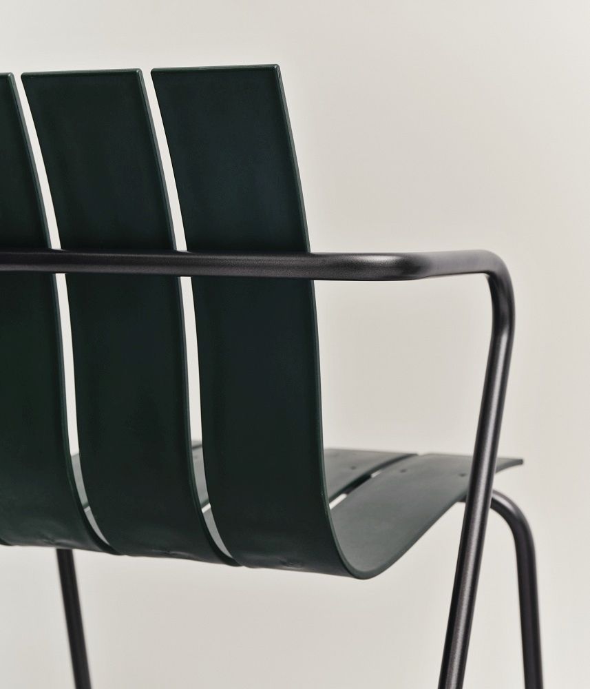 Detailansicht des grünen Ocean Chair Outdoor Stuhls von Mater OC2 mit Armlehnen.