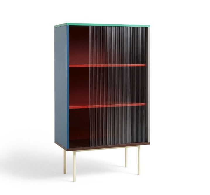 Colour Cabinet Tall Schrank von Hay: Hoher, farbenfroher Schrank mit Schiebetüren und Regalen.