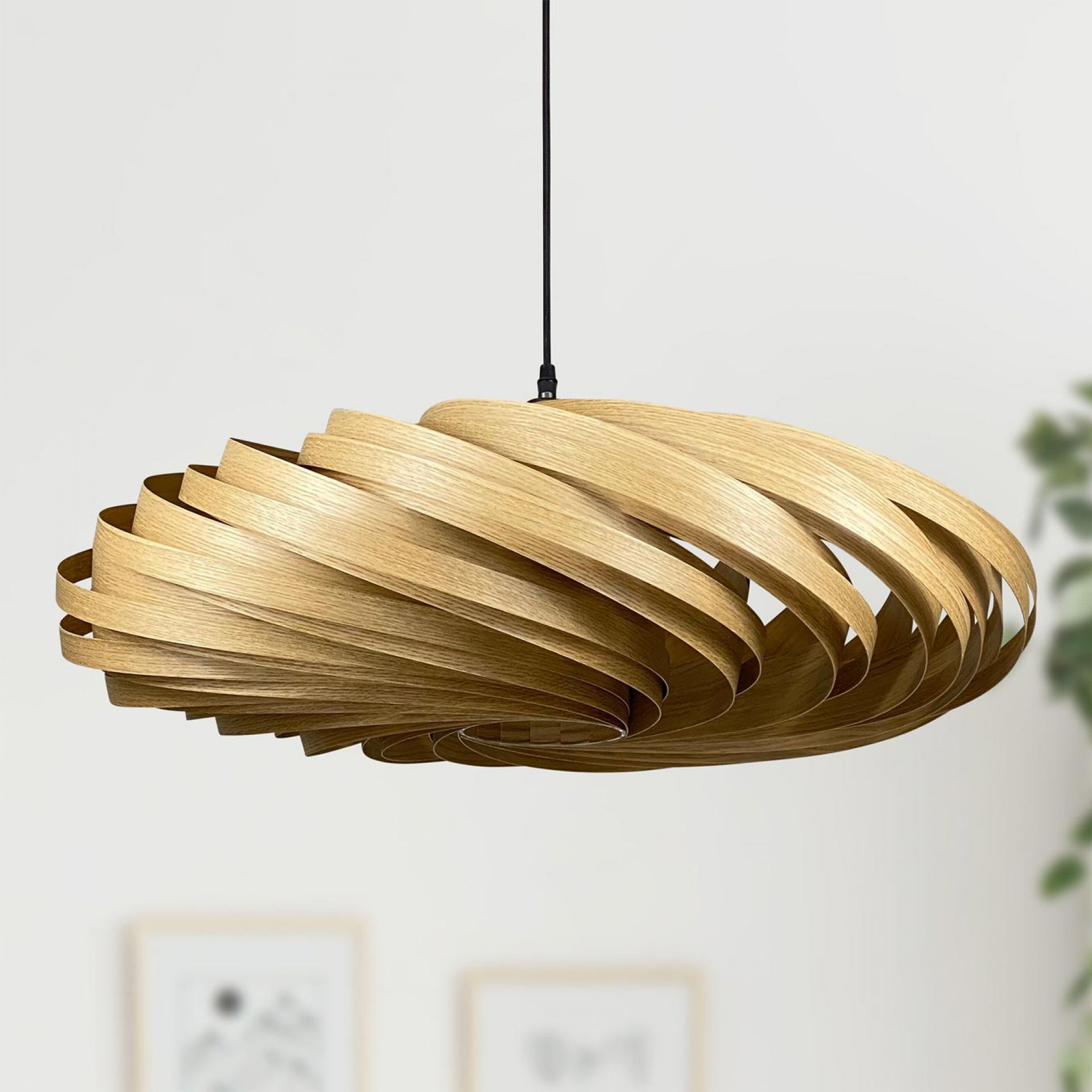 Veneria Hängeleuchte aus Eiche, moderne Holzlampe mit spiralförmigem Design für stilvolle Innenraumbeleuchtung.