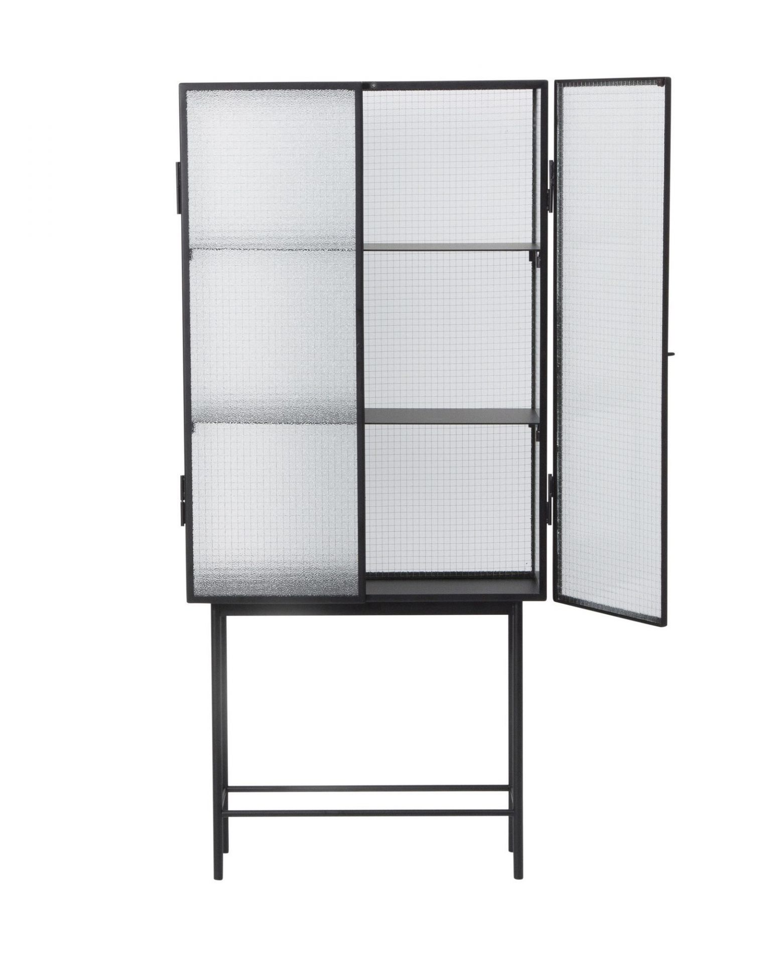 Haze Vitrine von Ferm Living mit Drahtglas, schwarzem Metallrahmen und offener Tür.