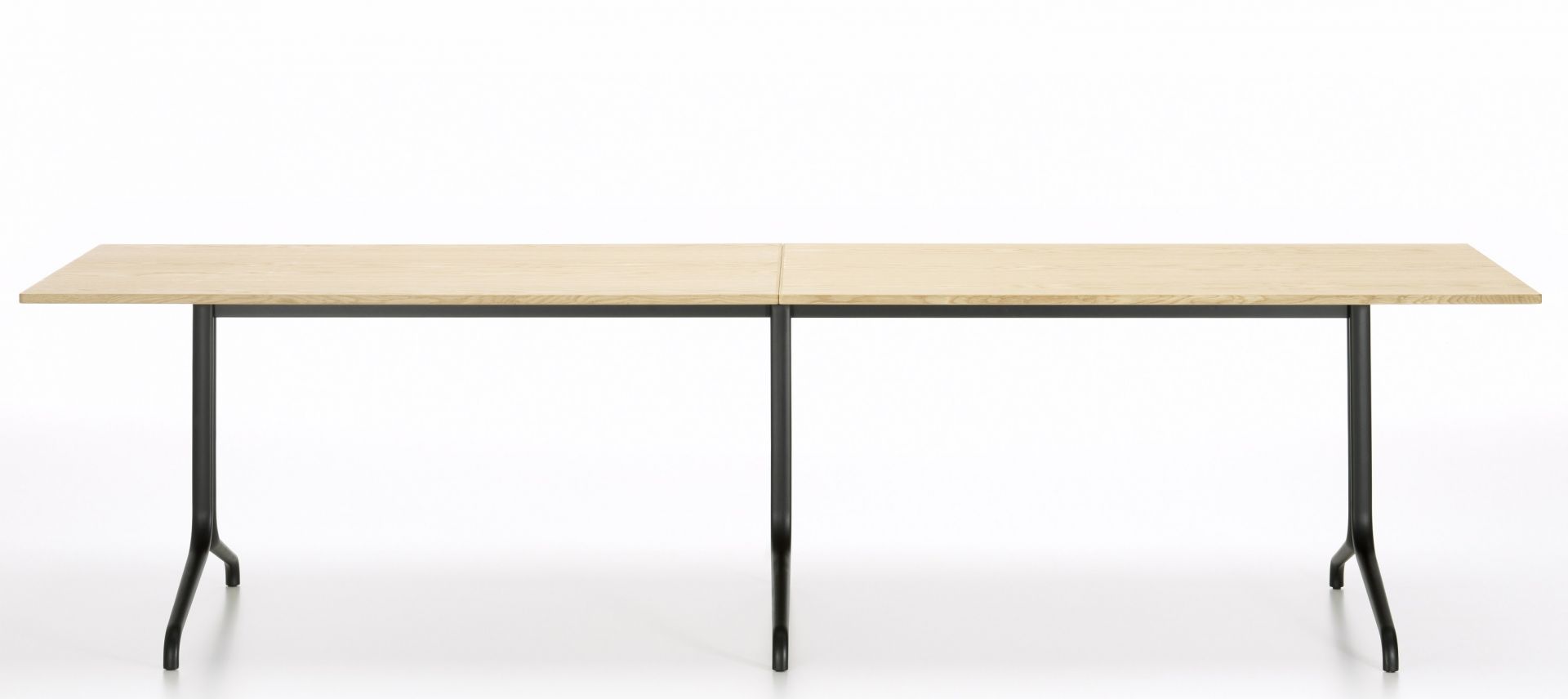 Belleville Table von Vitra: Rechteckiger Esstisch mit heller Holzplatte und schwarzem Metallgestell.