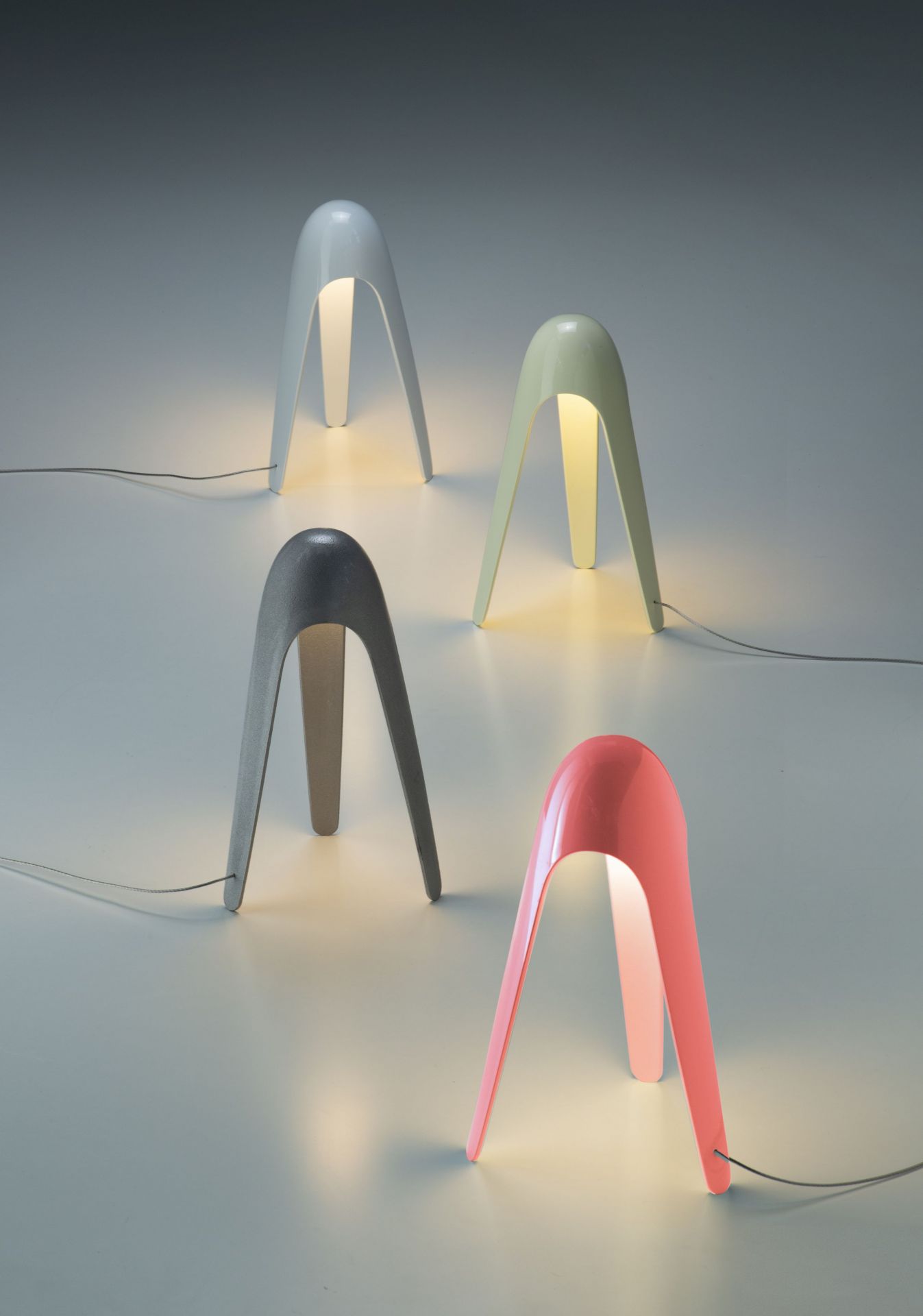 Mehrere Cyborg Tischleuchten von Martinelli Luce in verschiedenen Farben, modernes Design, Innenbeleuchtung.