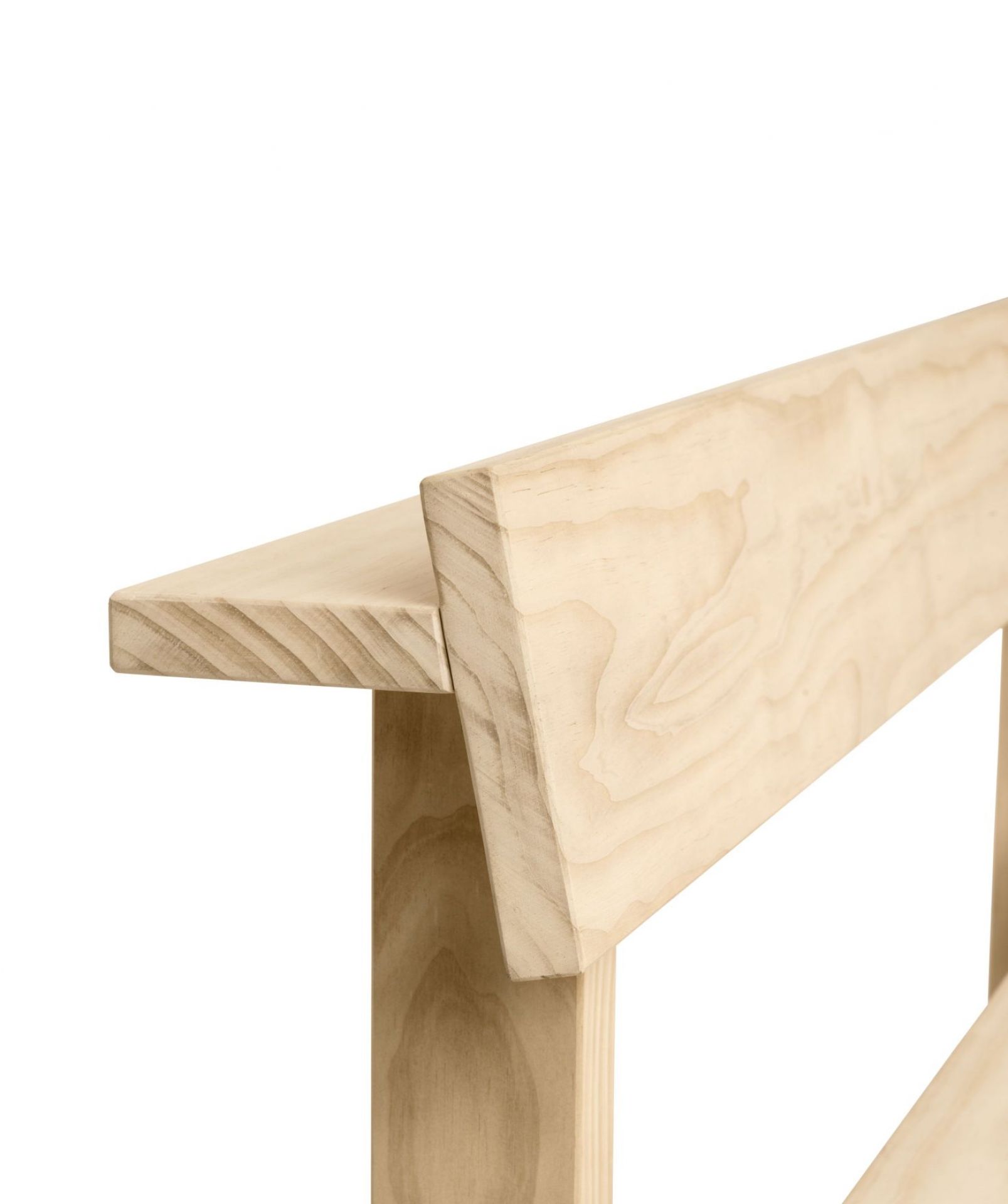 Detailansicht der hellen Holzbank von Ferm Living, Modell Peka, für Garten und Terrasse.