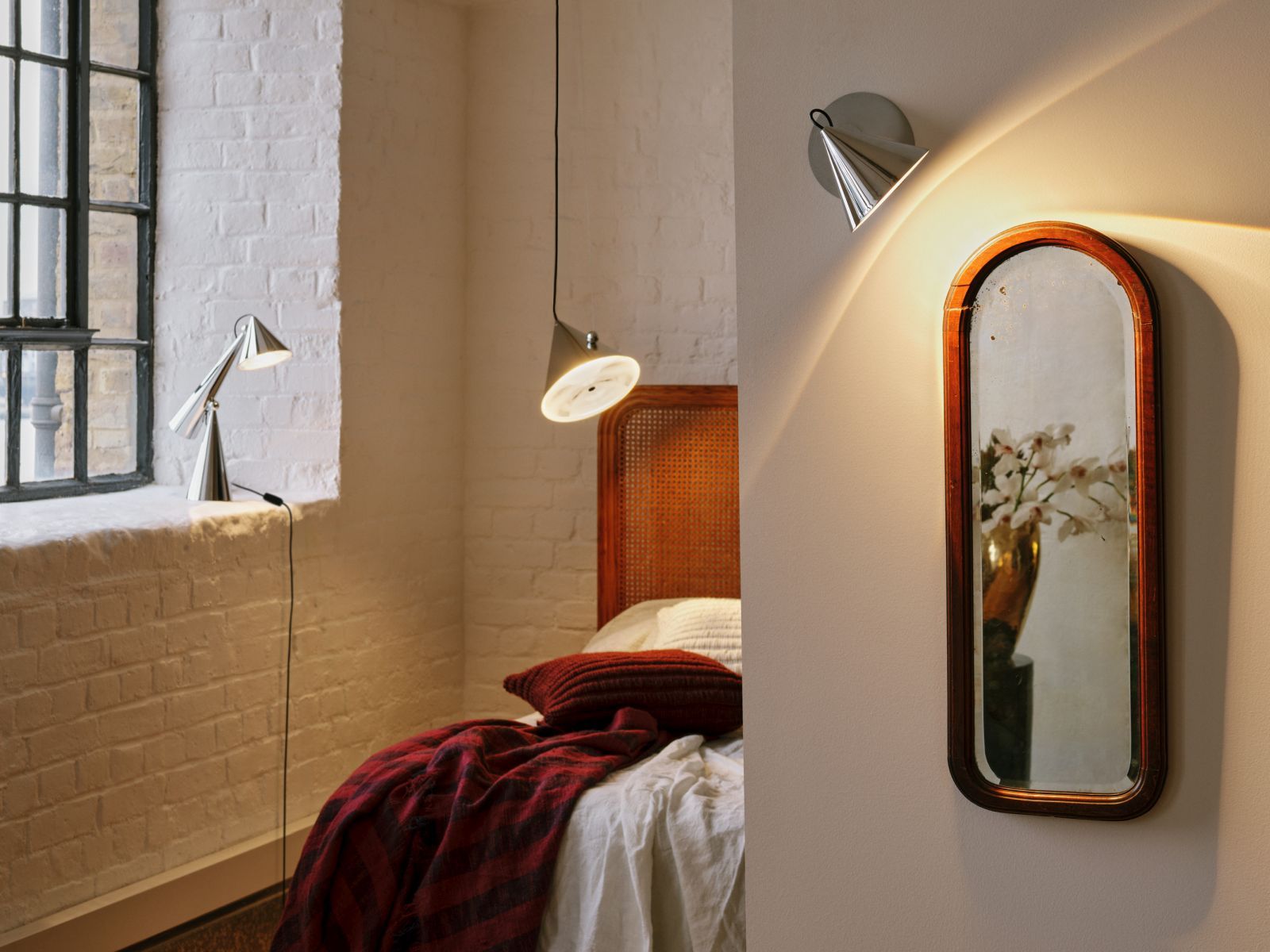 Pose Task Light Tischleuchte Silber von Tom Dixon, Nachttischlampe und Wandleuchte im Schlafzimmer.