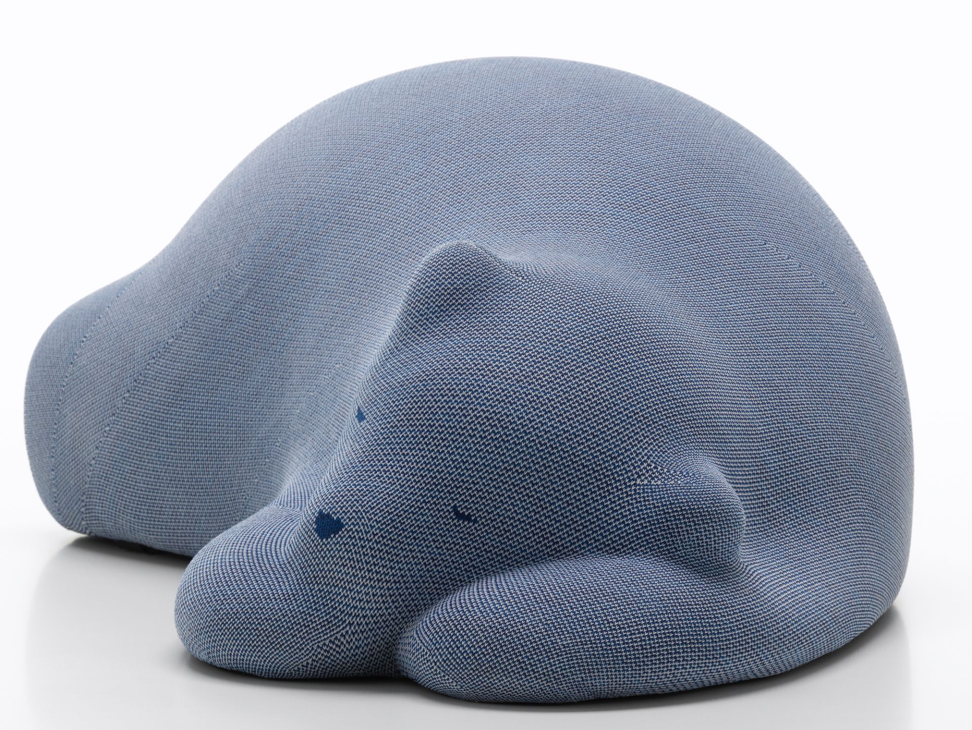 Blauer, liegender Stoffbär als Sitzmöbel oder Deko-Objekt. Der Resting Bear von Vitra.