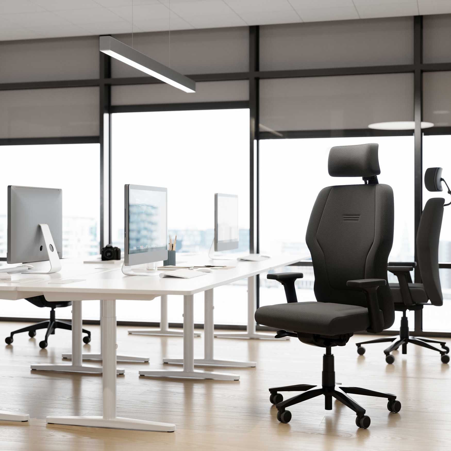 XXLis5 XL113 Schwerlaststuhl von Interstuhl mit hoher Rückenlehne und Kopfstütze im Büro.