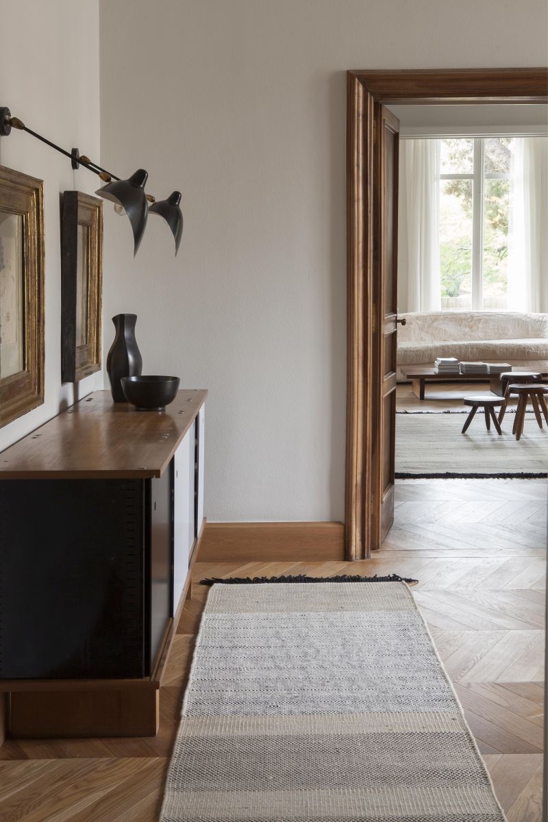 Nanimarquina Tres Stripes Teppich schwarz 80x240cm im Flur, gestreiftes Design, hochwertige Naturfaser, stilvolle Raumgestaltung.