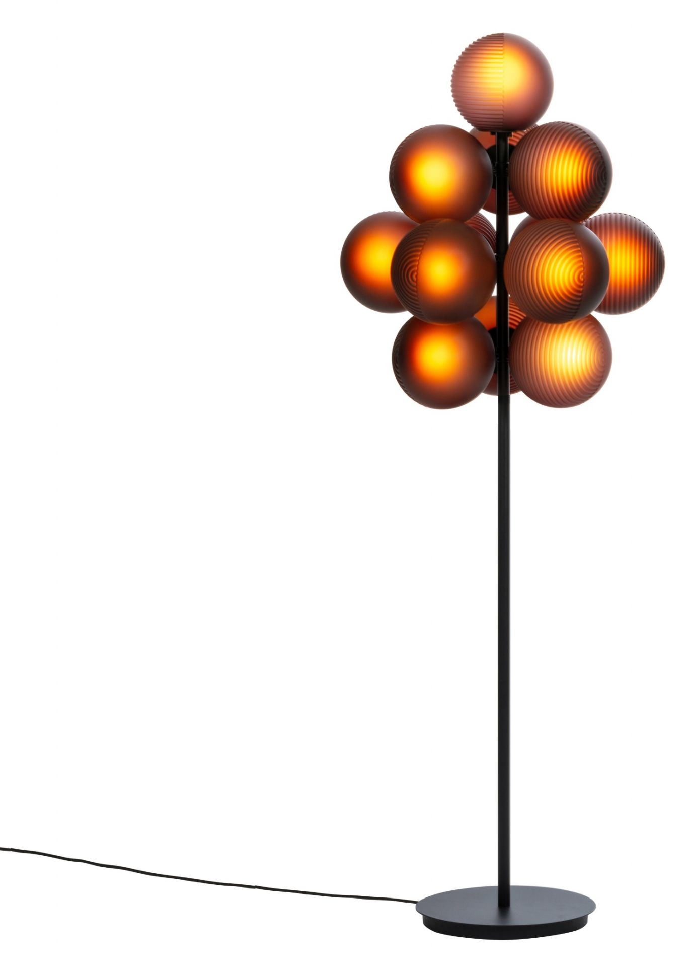 Nahaufnahme der Stellar Grape Big Stehleuchte von Pulpo mit leuchtenden Glaskugeln.