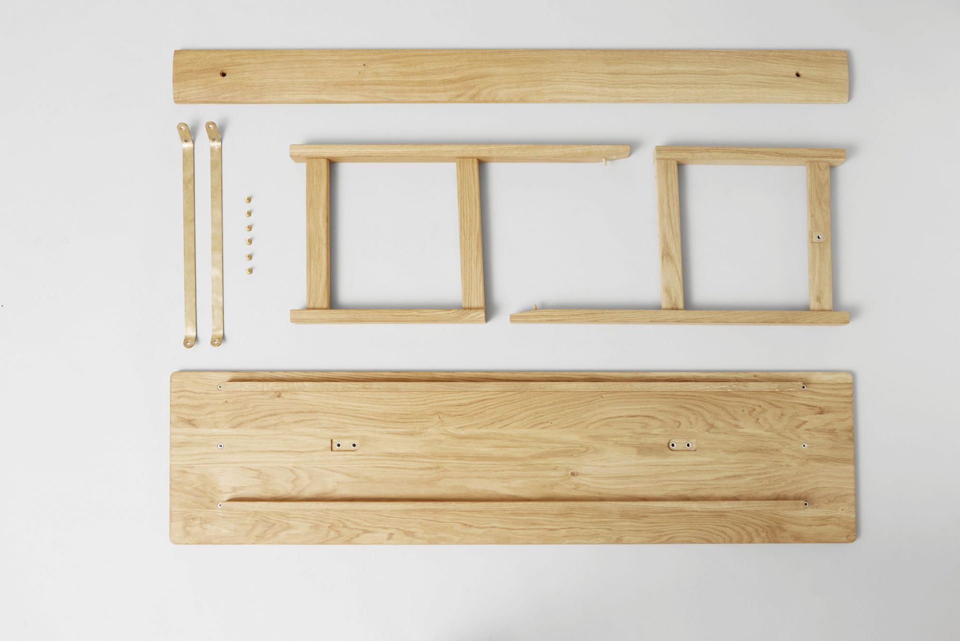 Position Sitzbank Eiche geölt von Form & Refine, unmontiert, zeigt die Einzelteile auf weißem Hintergrund.