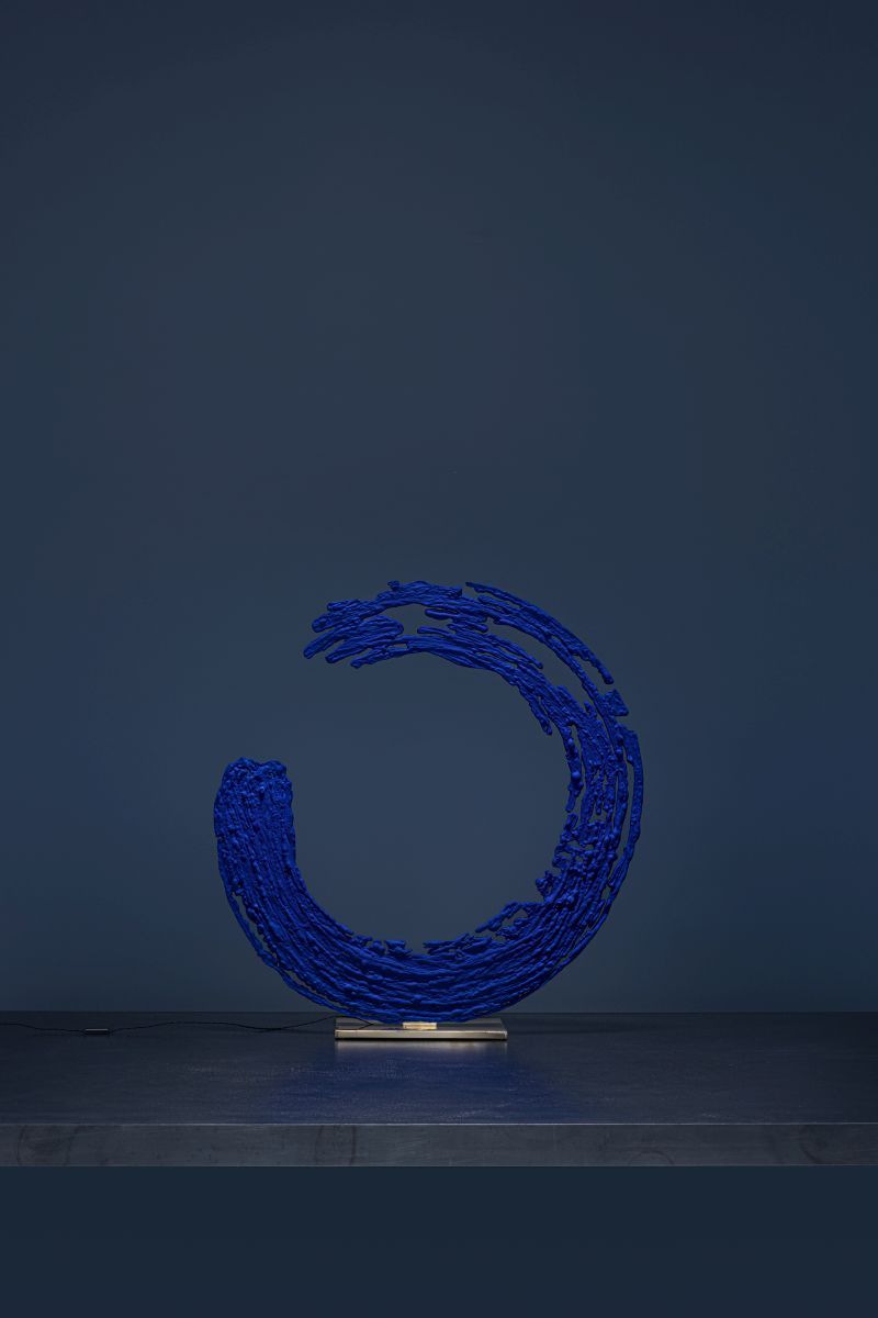 Blaue Enso Tischlampe von Catellani & Smith, moderne Designerleuchte mit kreisförmiger Form.