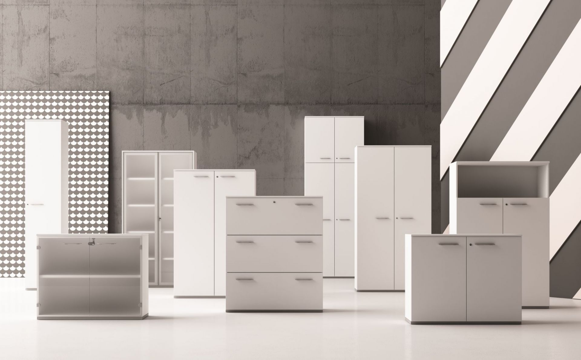 Weißes Sideboard mit Drehtüren, Teil der Frezza Passepartout Serie, modernes Büromöbel für Stauraum.