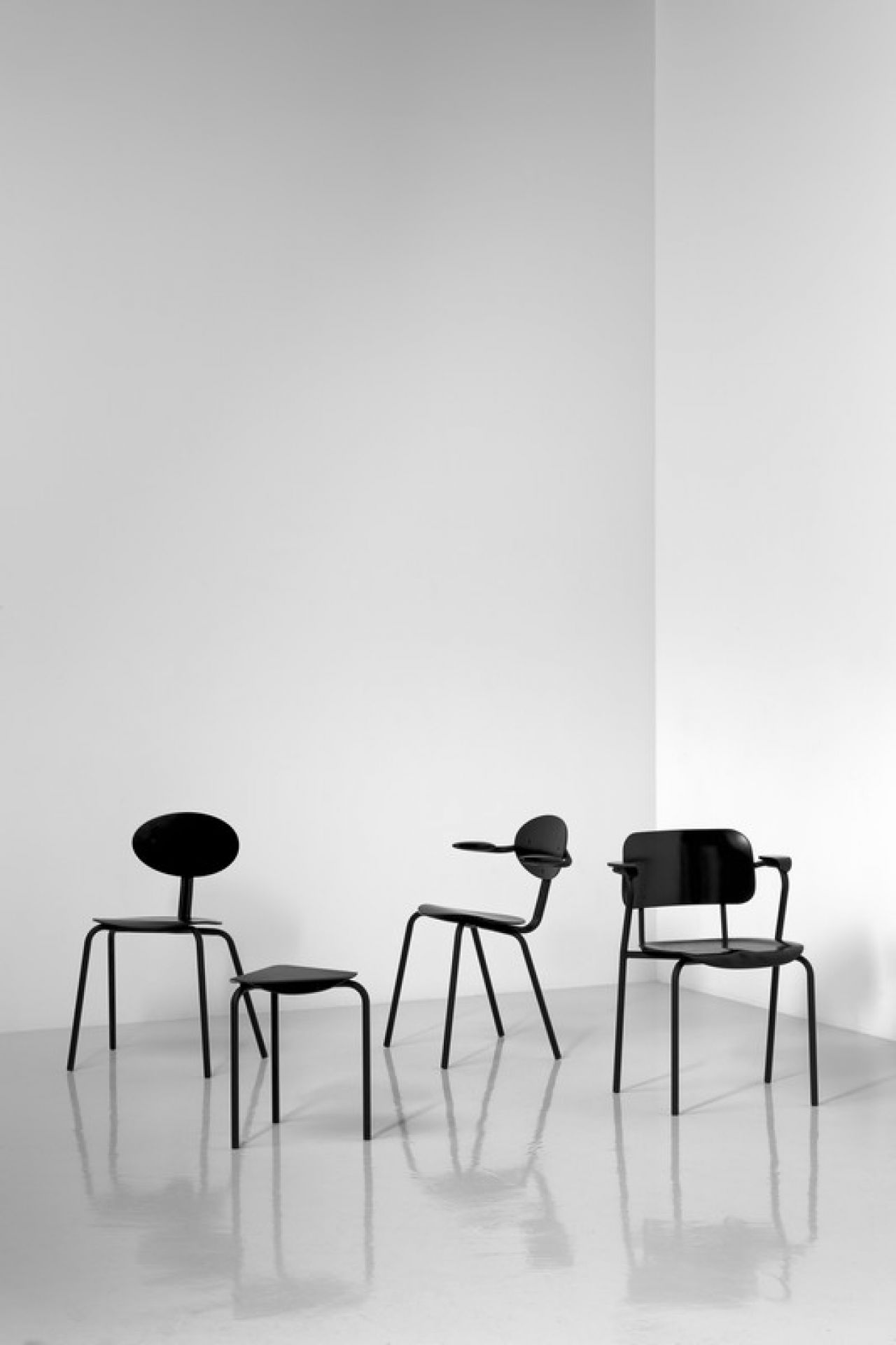 Drei schwarze Lukki Stühle von Artek, minimalistisches Design für Wohnzimmer und Büro.