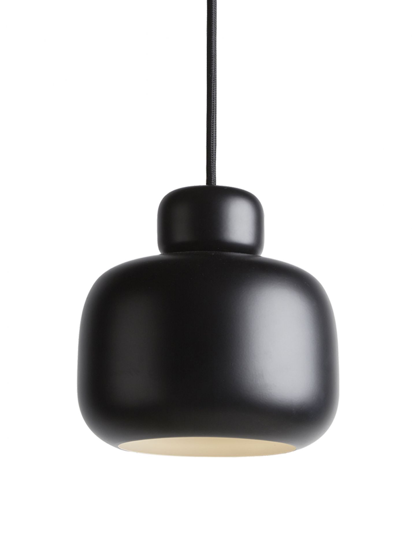 Schwarze Stone Pendelleuchte von Woud, moderne Hängelampe für Wohnzimmer und Esszimmer.