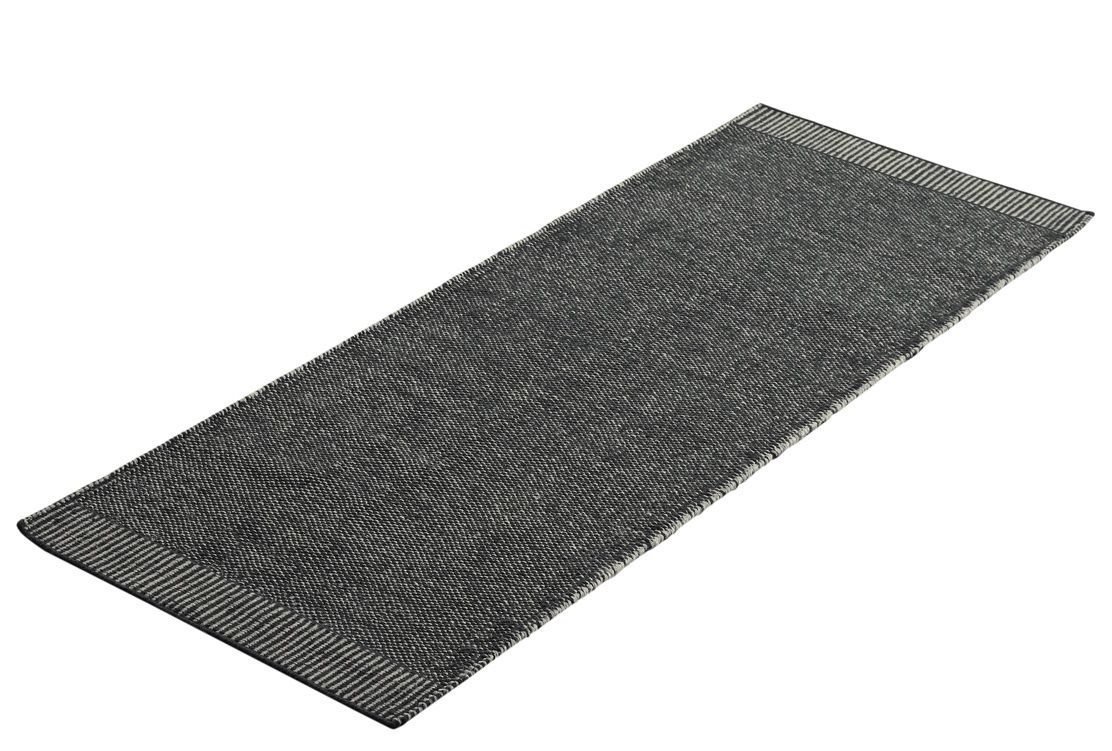 Grauer Rombo Rug Teppich von Woud, 75x200 cm, Textur und Randdetails sichtbar.